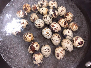 3、红烧鹌鹑蛋,锅中烧开水,煮鹌鹑蛋,大约煮8分钟即可。