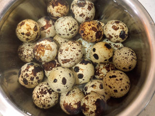 4、红烧鹌鹑蛋,捞出鹌鹑蛋泡在冷水里,便于剥去外皮。