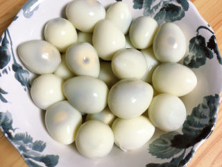 5、红烧鹌鹑蛋,鹌鹑蛋剥去外皮洗干净待用。