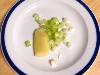 6、红烧鹌鹑蛋,葱姜切好待用。