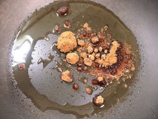 7、红烧鹌鹑蛋,锅中倒入油,加热至5成热,放入红糖,慢火熬化红糖。