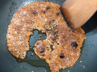 8、红烧鹌鹑蛋,加入花椒。