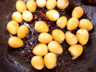 11、红烧鹌鹑蛋,加入酱油、盐,翻炒均匀。