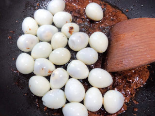 10、红烧鹌鹑蛋,加入鹌鹑蛋,翻炒均匀。