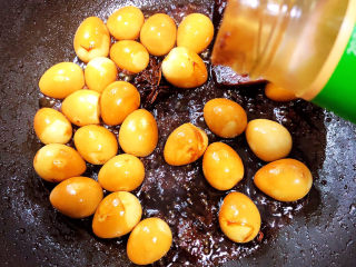 12、红烧鹌鹑蛋,再加入耗油翻炒均匀。