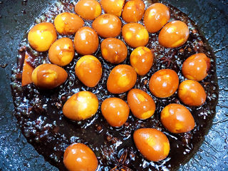 14、红烧鹌鹑蛋,小火慢炖,转动锅让鹌鹑蛋翻转,让鹌鹑蛋全身都能浸泡在汤汁中。