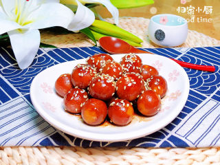 16、红烧鹌鹑蛋,香甜可口的红烧鹌鹑蛋就上桌了,撒上熟的白芝麻点缀,看起来很有食欲哦!