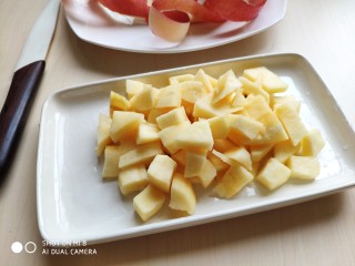 3、蜂蜜苹果糯米圆,把削好皮的苹果切成小丁。