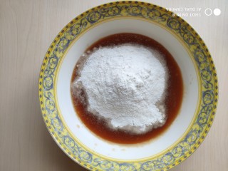 6、蜂蜜苹果糯米圆,苹果泥中加入糯米粉。糯米粉不要一次都加进去，根据苹果泥的多少分次加入。我的苹果泥正好加了150克糯米粉。