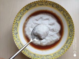 7、蜂蜜苹果糯米圆,再加入一勺白糖，糖可根据个人口味添加，喜欢甜的就多加点。