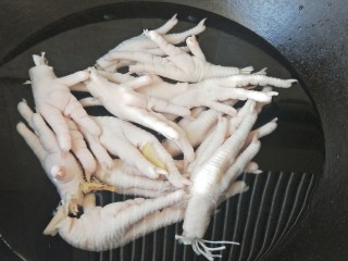 1、香芋豆豉蒸凤爪,凤爪洗净，冷水下锅，放入几片姜片，倒一点料酒