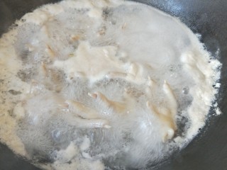 2、香芋豆豉蒸凤爪,煮开后再煮四五分钟