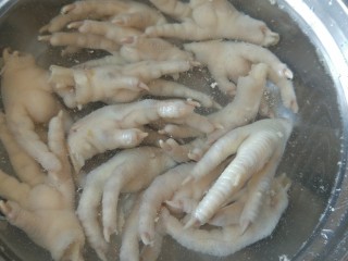 3、香芋豆豉蒸凤爪,捞出放在冷水盆里，洗去浮沫