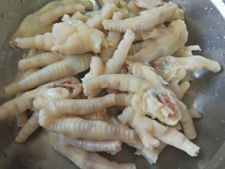 4、香芋豆豉蒸凤爪,切掉指甲后，每个鸡爪切成两半