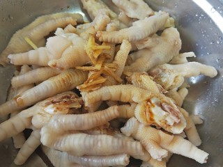 5、香芋豆豉蒸凤爪,放入蒸鱼豉油，生抽，姜丝