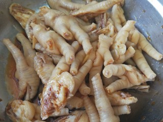 6、香芋豆豉蒸凤爪,拌匀腌十分钟