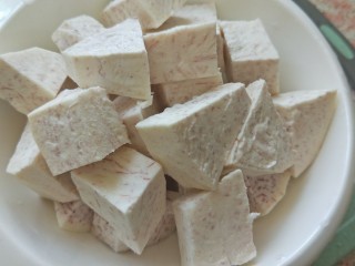 7、香芋豆豉蒸凤爪,芋头去皮切块