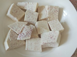 8、香芋豆豉蒸凤爪,找一个深一点的盘子，切好的芋头放在盘子里