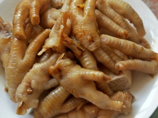 9、香芋豆豉蒸凤爪,然后把鸡爪铺在芋头上，腌制的汁也一起淋在上面