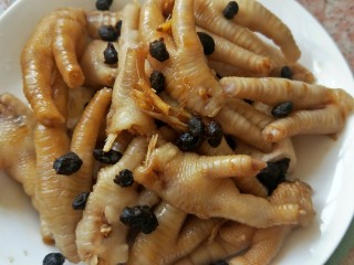 10、香芋豆豉蒸凤爪,撒一些豆豉在上面