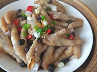 12、香芋豆豉蒸凤爪,蒸好，撒一些辣椒圈和葱花就可以上桌了
