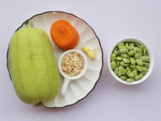 1、丝瓜毛豆虾米汤,准备好所有食材。