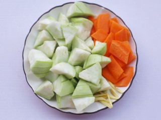 2、丝瓜毛豆虾米汤,丝瓜去皮切滚刀块，胡萝卜切菱形，姜去皮切丝。