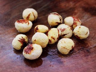 4、姬松茸板栗炖鸡汤,板栗先去皮,去不干净的也不要紧。