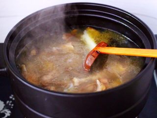 11、姬松茸板栗炖鸡汤,大火直接煮沸后。