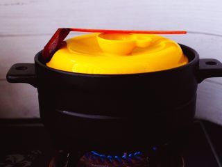 12、姬松茸板栗炖鸡汤,盖上砂锅盖子,小火炖煮1个小时后。