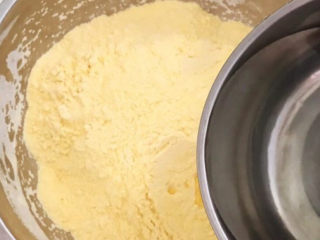 1、玉米面窝窝头,玉米面放入大碗里，加入70毫升开水烫面