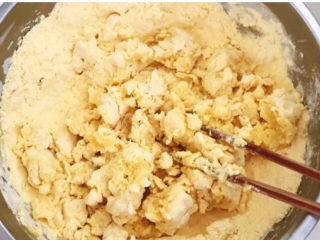 2、玉米面窝窝头,边到边搅拌，剩余的面粉加入100毫升冷水，搅拌至无干粉