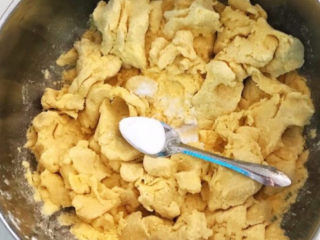 3、玉米面窝窝头,加入小苏打