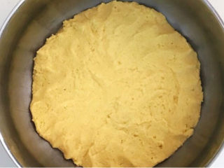 4、玉米面窝窝头,揉成光滑的面团