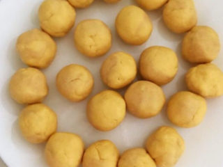 7、玉米面窝窝头,把玉米面揉成小面团