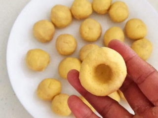 9、玉米面窝窝头,把里外都揉光滑即可，一个小窝头就做好了