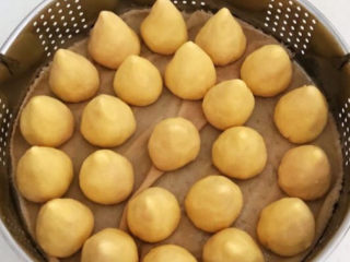 11、玉米面窝窝头,把小窝头放入蒸笼