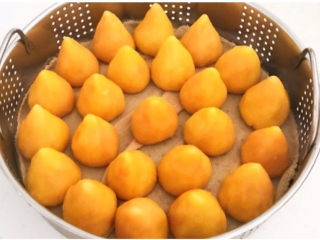 15、玉米面窝窝头,金黄诱人的玉米面窝窝头营养丰富，做法简单～