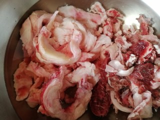 2、筋头巴脑锅,冷水下锅，水开焯5分钟。