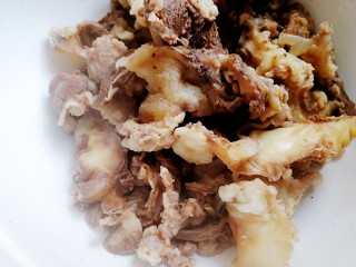 3、筋头巴脑锅,捞出用温水冲洗干净。