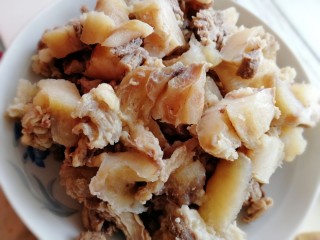 4、筋头巴脑锅,切成小块儿。