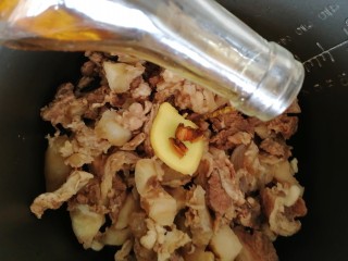 5、筋头巴脑锅,放入压力锅中，放入姜片，八角，料酒。