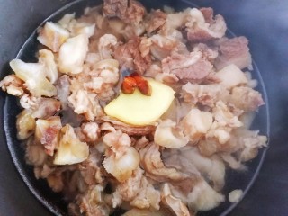 6、筋头巴脑锅,加入适量开水。