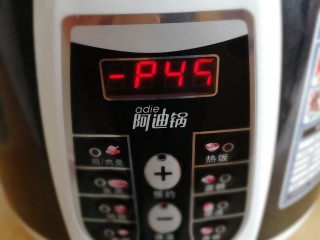 7、筋头巴脑锅,蹄筋档压45分钟。