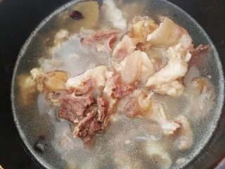 8、筋头巴脑锅,泄压后，一起倒入砂锅。