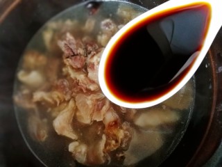 9、筋头巴脑锅,放三勺酱油。