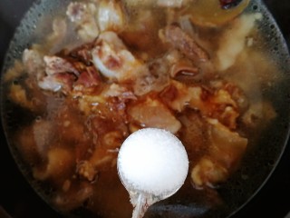 11、筋头巴脑锅,放入两勺盐。