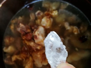 10、筋头巴脑锅,放一块冰糖。