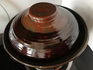 13、筋头巴脑锅,盖上盖子，改成小火，煲20分钟。