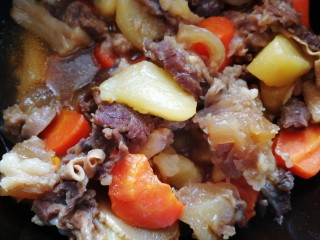 14、筋头巴脑锅,半肉半筋，肉酥筋软，土豆翻沙，汤汁醇香。